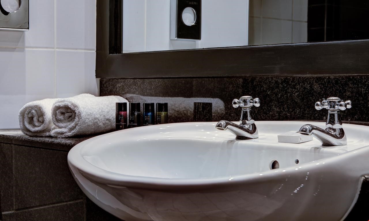 Hotel Belfast United Kingdom nomad remote 48c055ad-a4a1-40a5-b1db-43570e31ba7a_House Belfast - Belfast Ireland bathroom.jpg